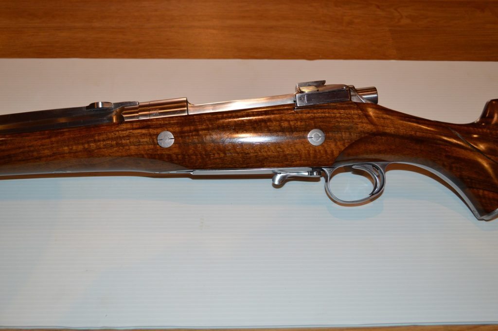 Square Bridge, 243 Win — Boîtier Mauser 98 · noyer du Périgord. Fabrication Armurerie d'Anjou.